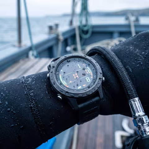 Dive computer and gauge on the wrist, macro — Course imagery, diving methods.